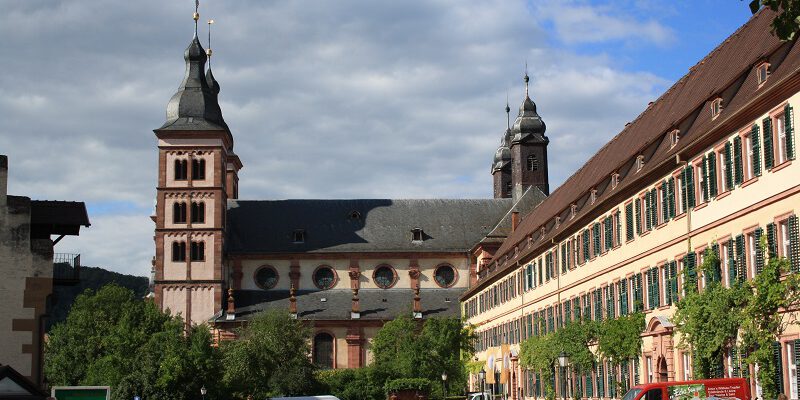 Bildquelle: http://de.wikipedia.org/wiki/F%C3%BCrstentum_Leiningen#/media/File:Amorbach-abteikirche.jpg | Fotograf: Blueduck4711