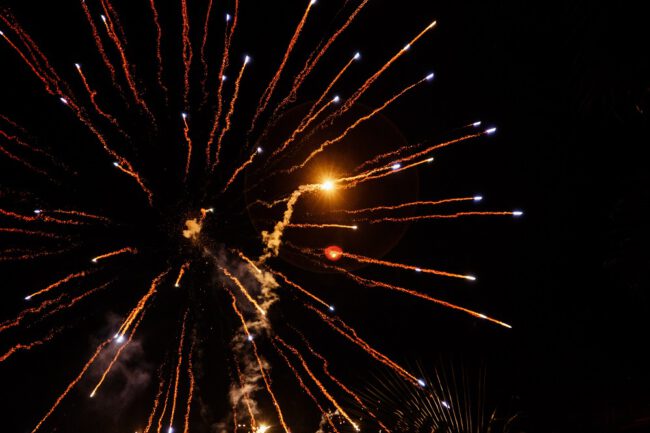 Silvester 2017 | Fotograf: @v.ivash Bildquelle: https://www.freepik.com/free-photo/fireworks-fly-like-arrows-in-night-sky_1120169.htm#term=firework&page=1&position=31