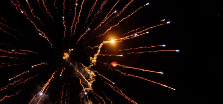 Silvester 2017 | Fotograf: @v.ivash Bildquelle: https://www.freepik.com/free-photo/fireworks-fly-like-arrows-in-night-sky_1120169.htm#term=firework&page=1&position=31