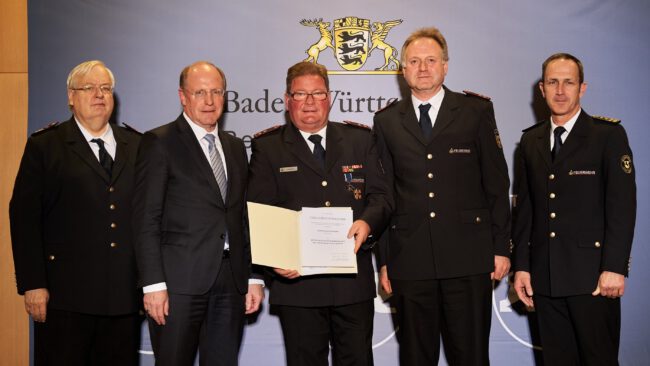 Bevölkerungsschutz-Ehrenzeichen I | Fotograf: Steffen Schmid Personen von links nach rechts: Dr. Frank Knödler, Wilfried Klenk, Klaus Dalferth, Thomas Häfele, Dr. Georg Belge | Fotograf: Steffen Schmid