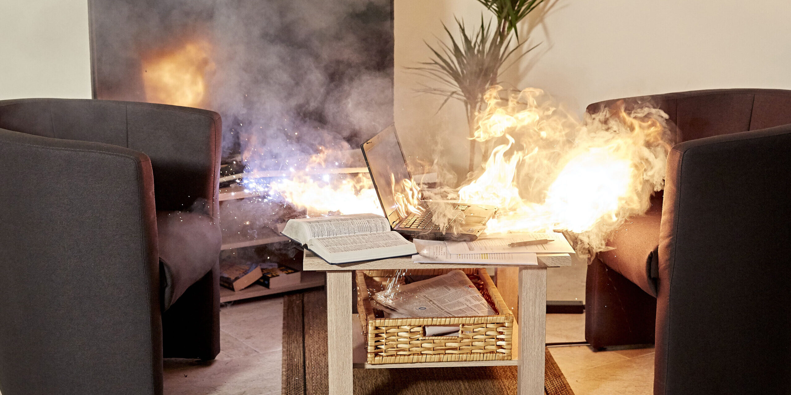 Brennende Lithium-Ionen-Akkus im Mobiltelefon in einer Tasche – Copyright: www.ifs-ev.org / Scheidemann